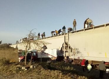 Saquean tren cargado con polietileno en Cañada Morelos, Puebla