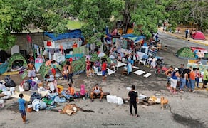 Desplazados cerca de un parque en Caraballeda, La Guaira, tras los terremotos de la semana pasada. Foro: Miguel Medina / AFP