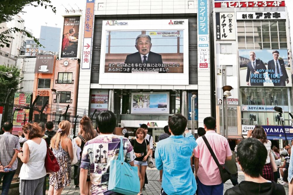El emperador Akihito dirigió ayer un mensaje a la nación, en el que no llegó a decir abiertamente que quería dejar su cargo (KOJI SASAHARA. AP)