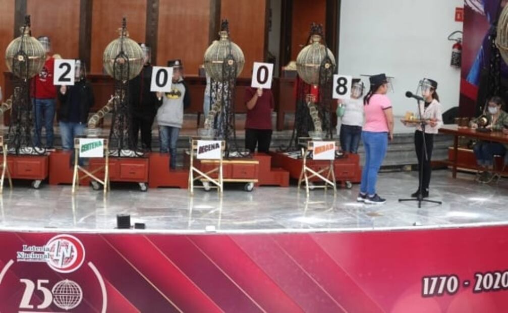 Niños gritones, "listos" para el sorteo del avión presidencial