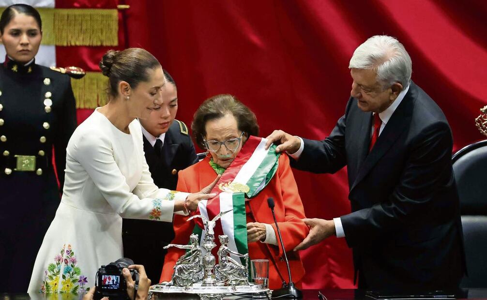 La banda presidencial a Claudia Sheinbaum fue entregada por el expresidente Andrés Manuel López Obrador y la presidenta de la Cámara de Diputados, Ifigenia Martínez (01/10/2024). Foto: Diego Simón Sánchez/ EL UNIVERSAL