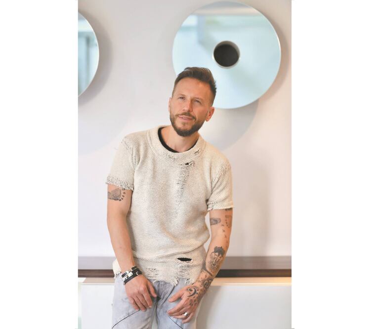 El intérprete se declara defensor de la música romántica. Foto/IRVIN OLIVARES. EL UNIVERSAL