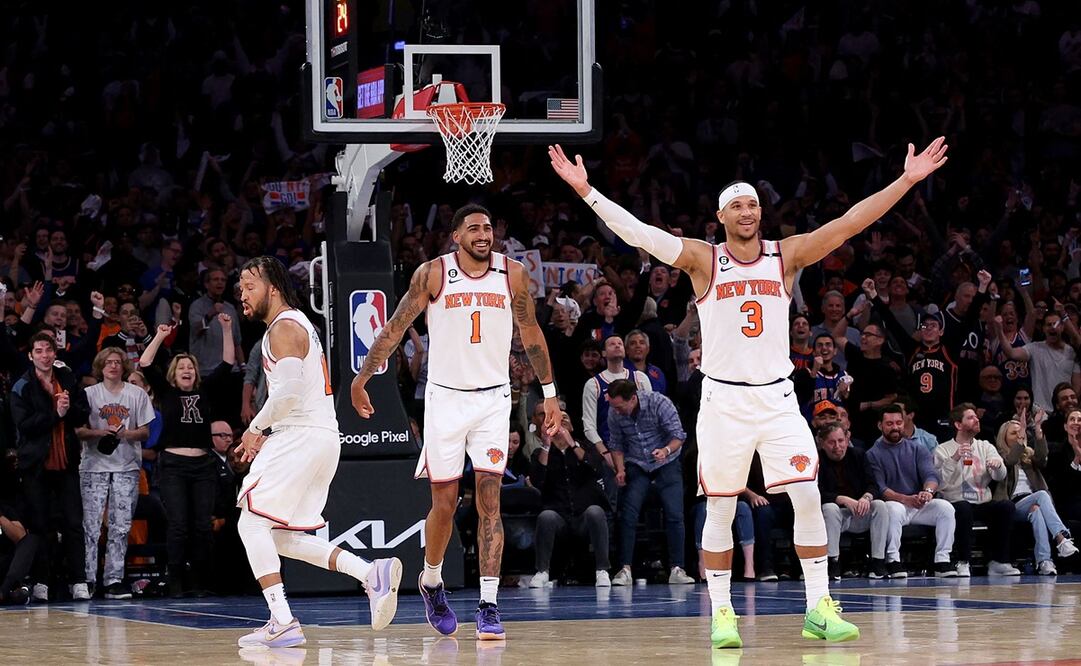 Jalen Brunson, Josh Hart y Obi Toppin festejando el triunfo de Nueva York / Foto: AFP