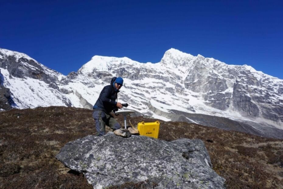 Nepal y China establecen que el Everest mide 8 mil 848 metros con 86 centímetros
