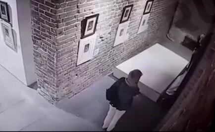 Sólo querían tomarse una selfie... pero dañaron un cuadro de Dalí