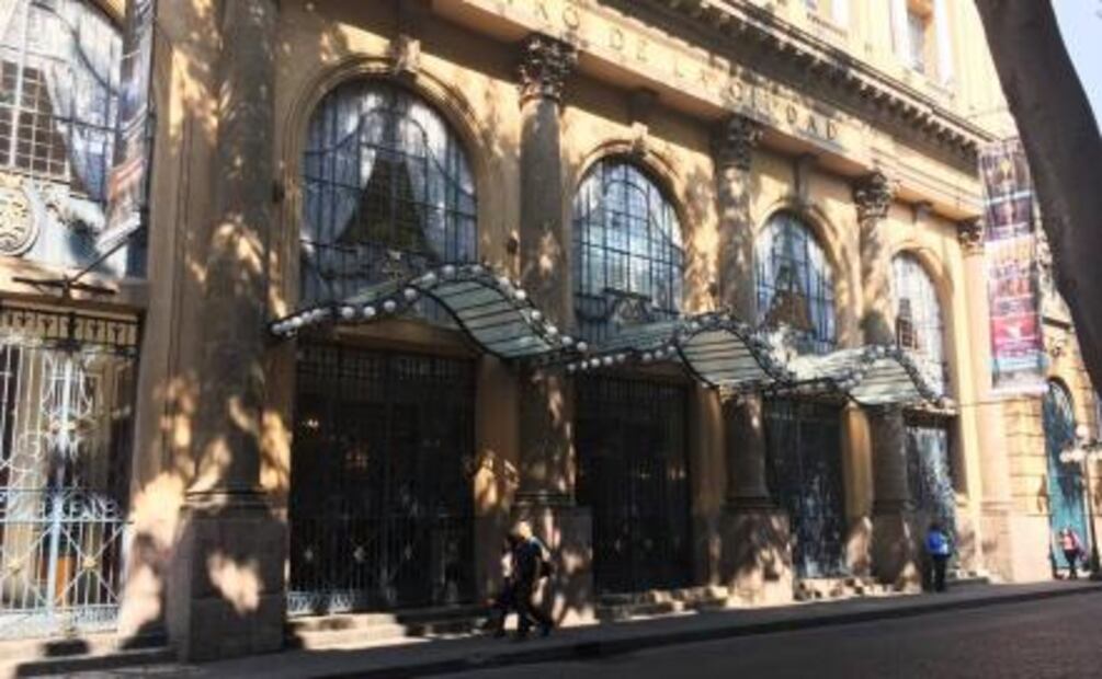 Nuevo logo de CDMX ya luce en el Teatro de la Ciudad