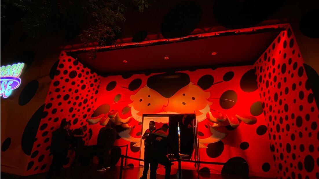 La fachada del la experiencia inmersiva de Cheetos es inconfundible y llena de color. Foto: Nayeli Castillo