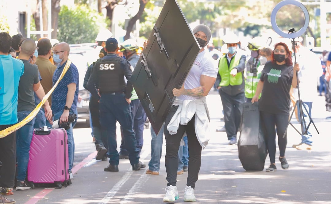 La alcaldía Benito Juárez informó que los inquilinos del inmueble afectado fueron alojados en un hotel de la calle de Parroquia, colonia Del Valle. Hubo vecinos que denunciaron que faltaban algunas de sus pertenencias. Foto: FOTOS: BERENICE FREGOSO