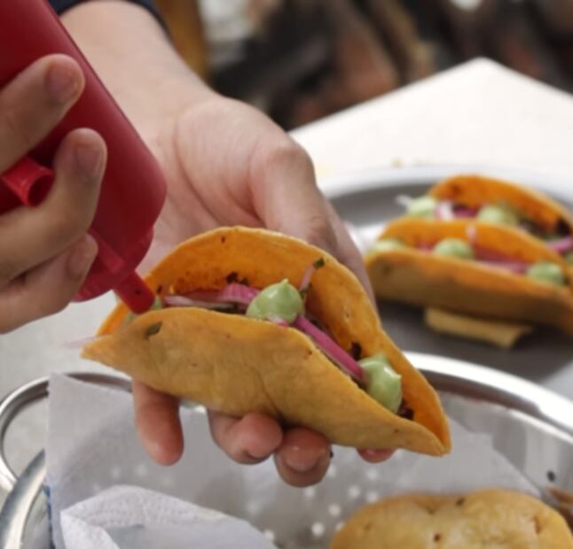 Cuaresma: chef en proceso prepara pescadillas y rompe el internet