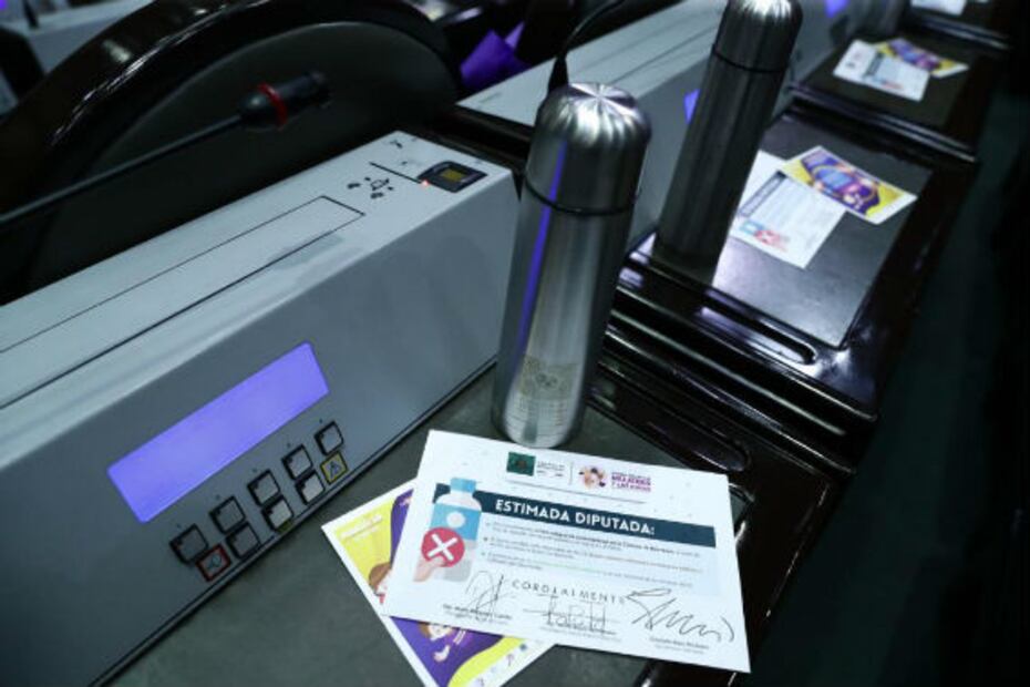 Cámara ya no dará botellas de agua a diputados; les regalan termos para obligarlos a usar bebederos