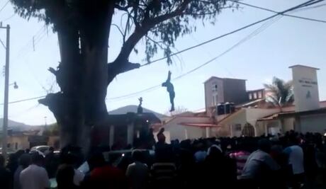 Intentan linchar a hombre en Hidalgo; lo cuelgan de un árbol