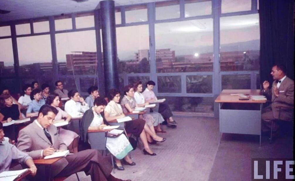 Un salón de la "FFyL" en Ciudad Universitaria, cuando aún era usual ver a alumnos y profesores siempre "trajeados", en una captura de la revista LIFE. Tomado de Facebook.