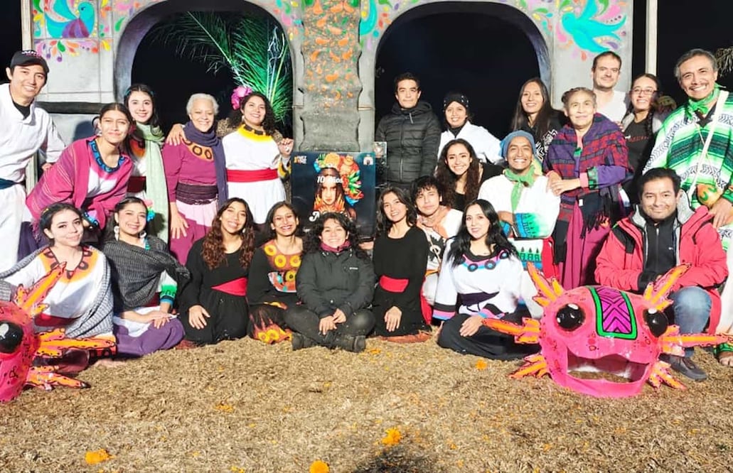 El elenco y la producción de la obra María, la bruja Tlahuipochi posan junto a la placa de los 10 años y 100 representaciones que se cumplieron en este noviembre de 2025. Crédito: Producción la bruja Tlahuipochi.