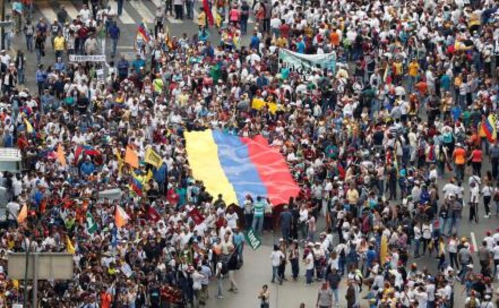 Opositores y simpatizantes de Maduro realizan "marcha por la patria" en Caracas