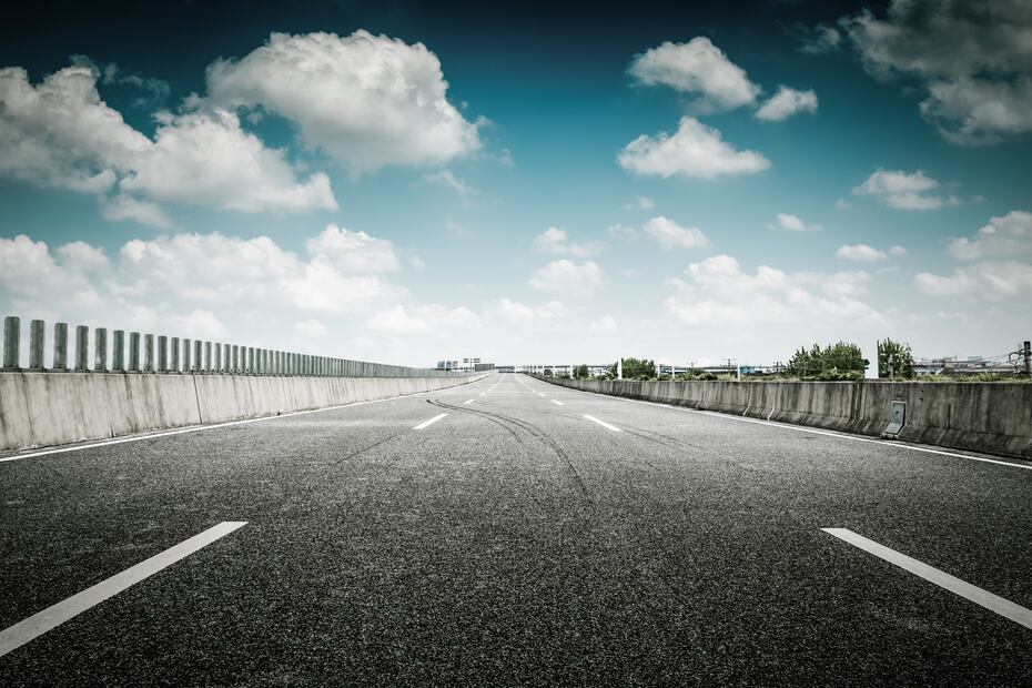 Conoce los límites de velocidad en las carreteras de México. Foto: Freepik
