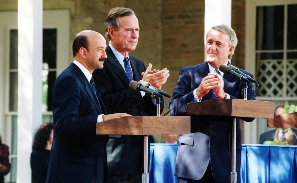 Reunión en Texas, el 7 de octubre del 92, para la firma preliminar del TLC con representantes de México, EU y Canadá a la que asistieron los presidentes Salinas de Gortari y Bush, junto con el primer ministro Mulroney. Foto: ESPECIAL.