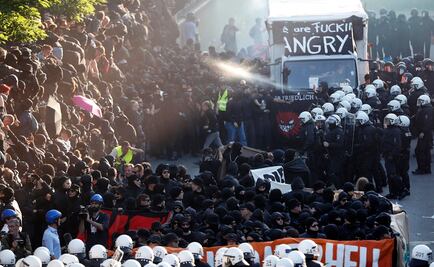 Manifestantes y policías chocan en protesta contra la cumbre G20 en Hamburgo