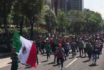 “Traemos al coreano” dicen mexicanos en el Ángel de la Independencia 