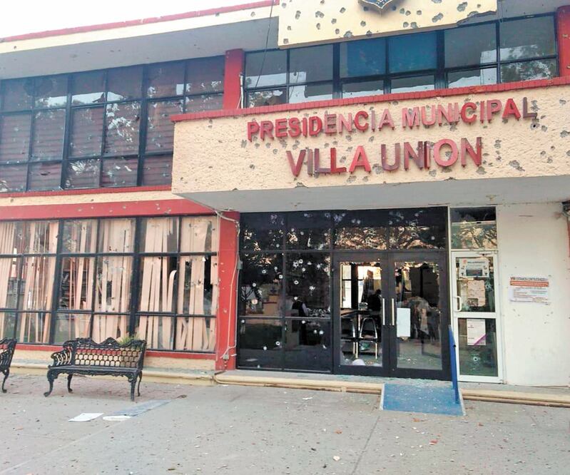 Balacera. El gobernador Miguel Riquelme Solís observó cómo quedó la fachada de la presidencia municipal de Villa Unión tras el ataque. Foto/ESPECIAL