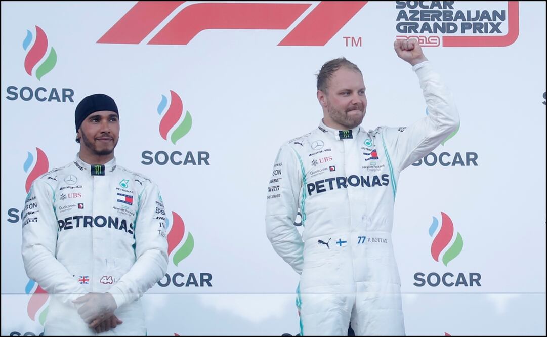Valtteri Bottas y Lewis Hamilton se subieron al podio en el GP de Bakú. Foto: Reuters