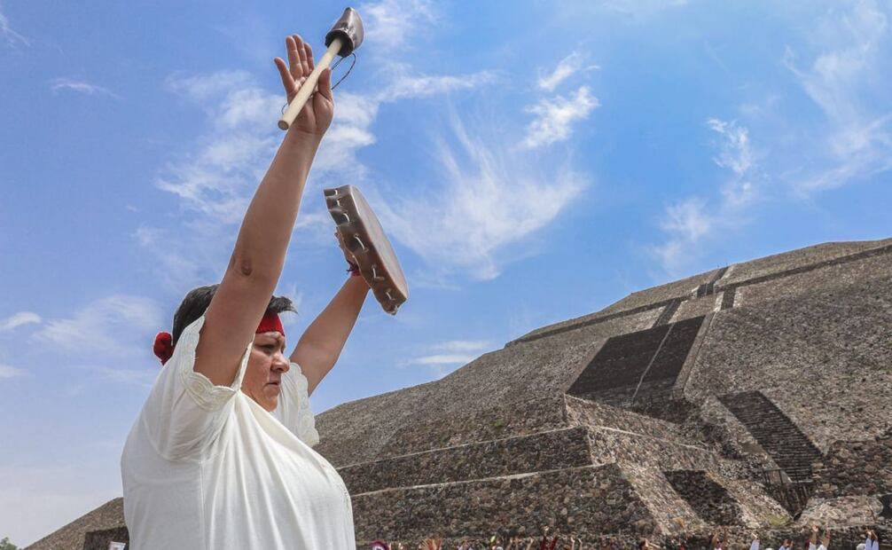 Decenas de personas presentes en Teotihuacan (20/03/2025). Foto: Gabriel Pano / EL UNIVERSAL