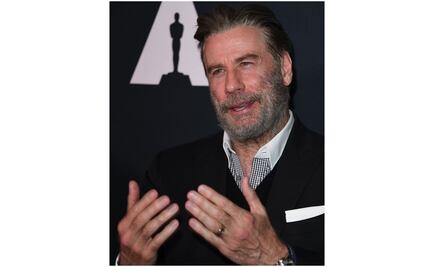 John Travolta comparte foto en el set de "Carrie"