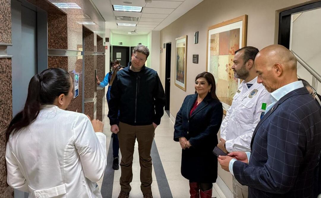 Clara Brugada visita a policías que permanecen hospitalizados tras marcha del 2 de octubre. Foto: Especial.