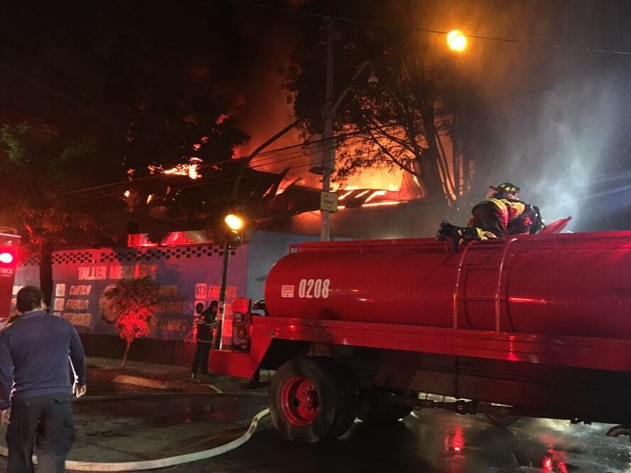Bomberos continúan trabajando para sofocar las llamas (VALENTE ROSAS. EL UNIVERSAL)