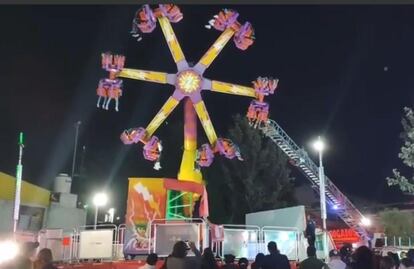 VIDEO: Quedan atrapadas 18 personas en juego mecánico durante fiesta patronal en Coacalco