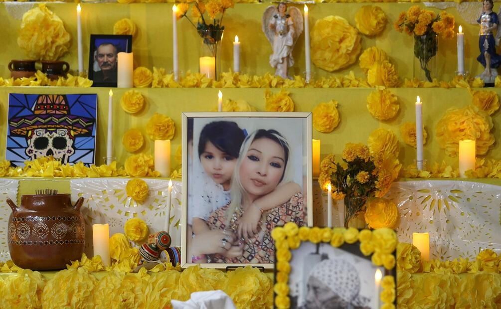 Una ofrenda de seis niveles se exhibe en la escuela secundaria PSJA Memorial Early College High School durante la celebración anual del Día de los Muertos, el jueves 30 de octubre de 2025 en Álamo, Texas. Foto: Delcia López / AP
