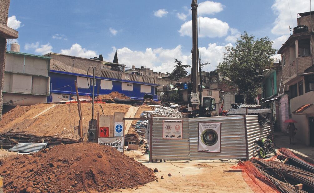 En la estación La Hormiga ha habido inconformidades porque la maquinaria ha dañado la carpeta asfáltica de Las Torres, incluso ya hubo fugas de agua, señalaron vecinos. Fotos: de Darío Luna. El Universal
