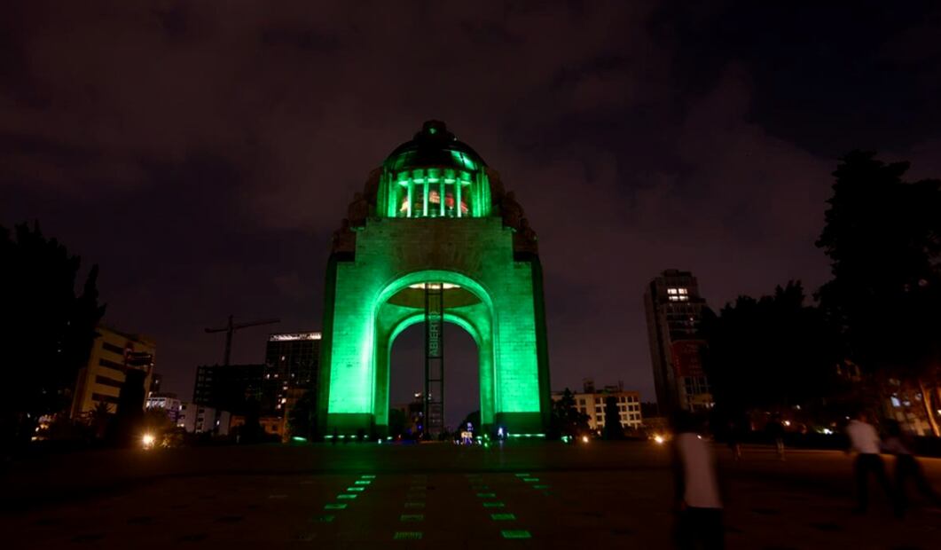 Edificios y monumentos de la Ciudad de México son iluminados de color verde por el inicio de la cuenta regresiva del Mundial de futbol 2026, el miércoles 11 de junio de 2025, que se inaugurará dentro de un año en el estadio Azteca. Foto: Valente Rosas/EL UNIVERSAL