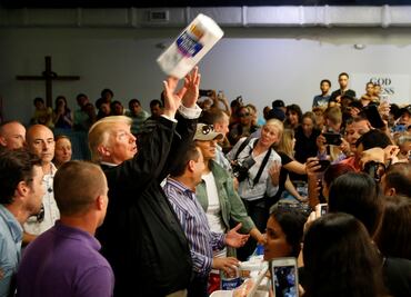 Video. Trump lanza rollos de papel higiénico a damnificados en Puerto Rico