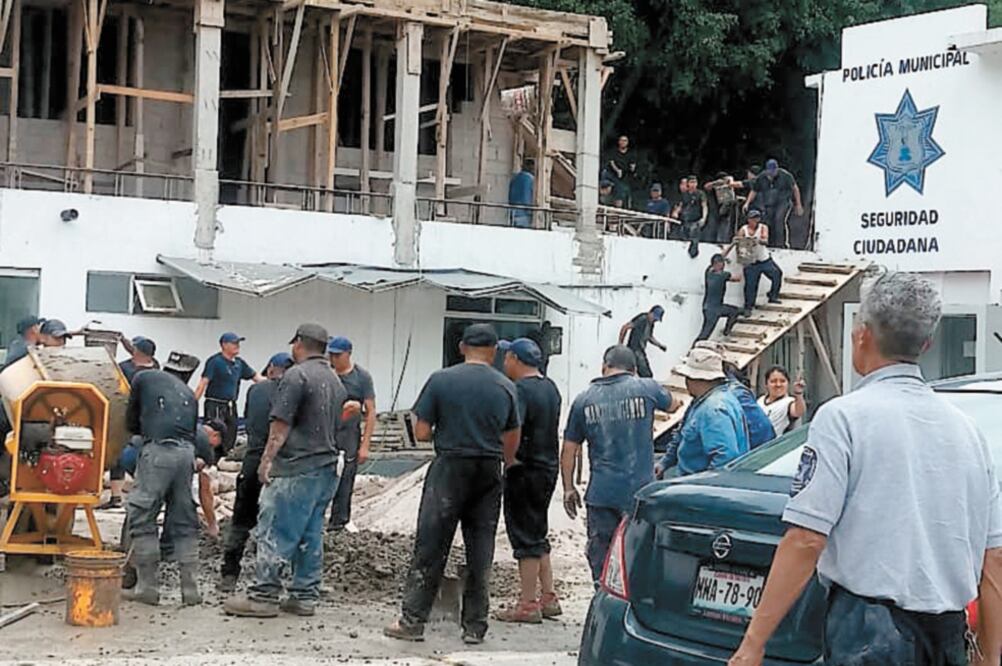 Con el apoyo de una mezcladora, policías de la academia municipal hicieron mezcla para una cimbra. Foto: ESPECIAL