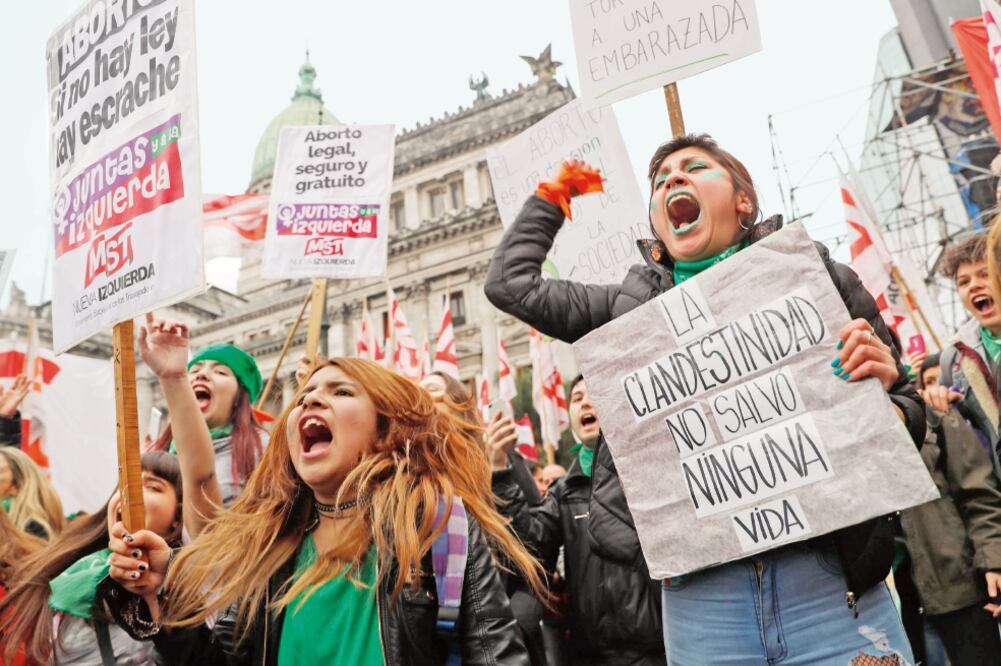 Cientos de personas, durante una de las marchas realizadas en Buenos Aires en favor de la legalización del aborto. (DAVID FERNÁNDEZ. EFE)
