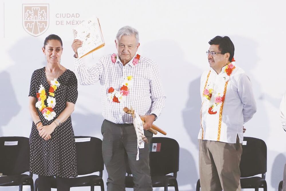 La jefa de Gobierno, Claudia Sheinbaum, junto al presidente de México, Andrés Manuel López Obrador, durante el evento organizado en San Pedro Atocpan. BERENICE FREGOSOS. EL UNIVERSAL