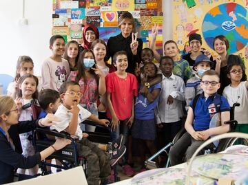 Melania Trump visita y juega con niños enfermos en Roma