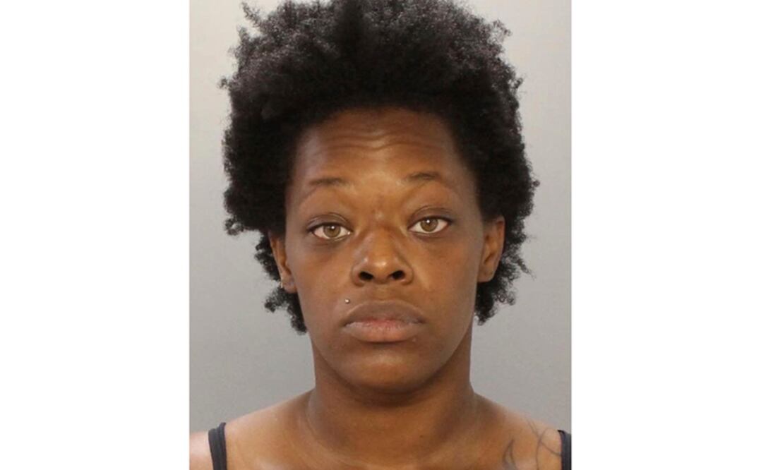 En un supuesto video de seguridad, Nyishia Corbitt, de 33 años, salió de su casa con la menor dentro de una carriola, para volver a su casa sin la niña. (Foto: AP)