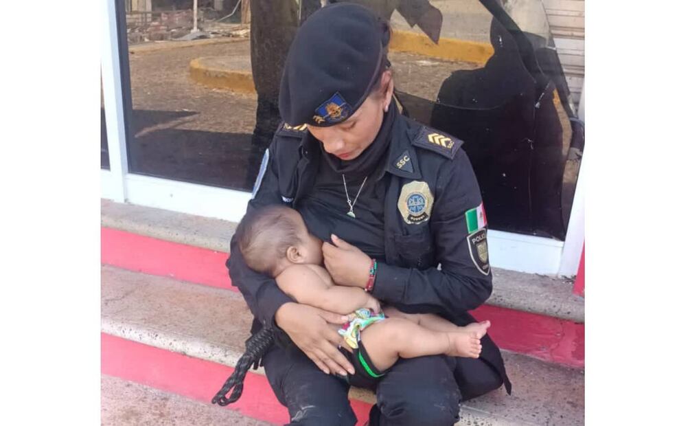 Policía amamanta a bebé victima de huracán Otis. Foto: Especial