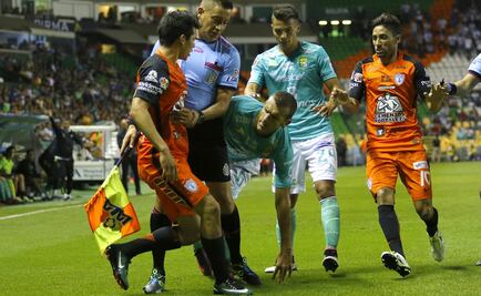 Investigarán escupitajo de Novaretti al 'Chuky' Lozano