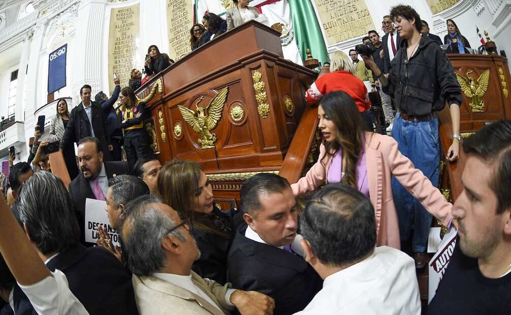 Sesión en el Congreso es marcado por ritos, empujones y toma de tribuna (15/12/2025). Foto: Cuartoscuro