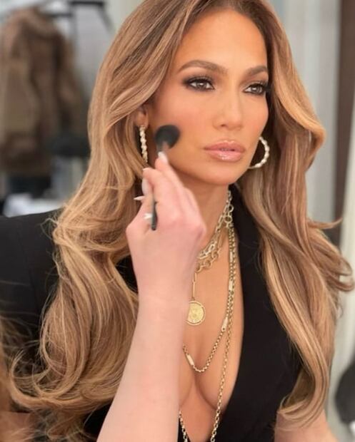 JLo demuestra las ventajas de llevar un total look negro