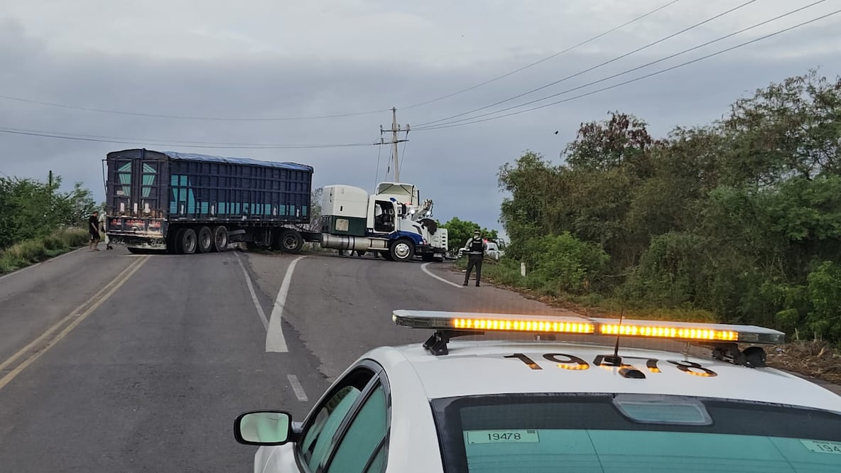Reportan nuevos bloqueos en la autopista Benito Juárez, en Navolato, Sinaloa. (Foto: cortesía)