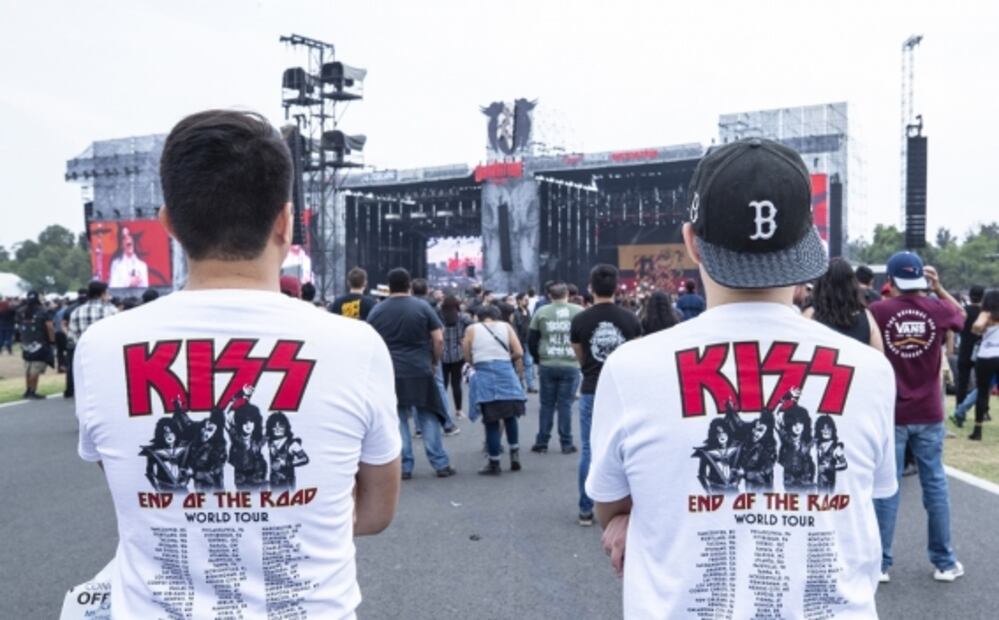 Glam, cerveza y maquillaje de Kiss inundan el Domination