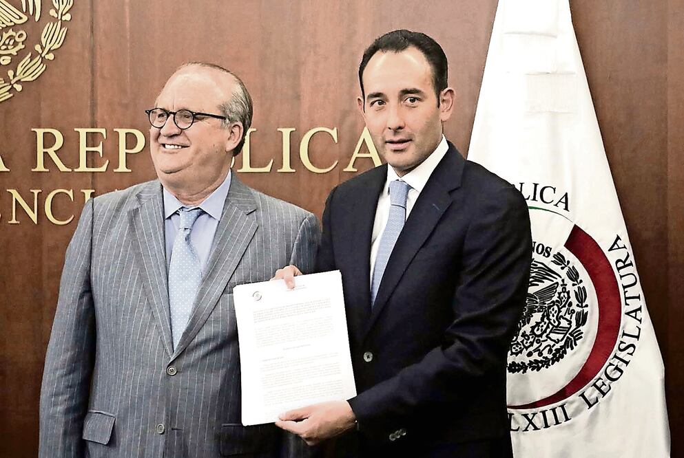 El gobernador de Morelos, Graco Ramírez, y el presidente del Senado, Roberto Gil, firmaron el acuerdo de la iniciativa (ALEJANDRA LEYVA. EL UNIVERSAL)
