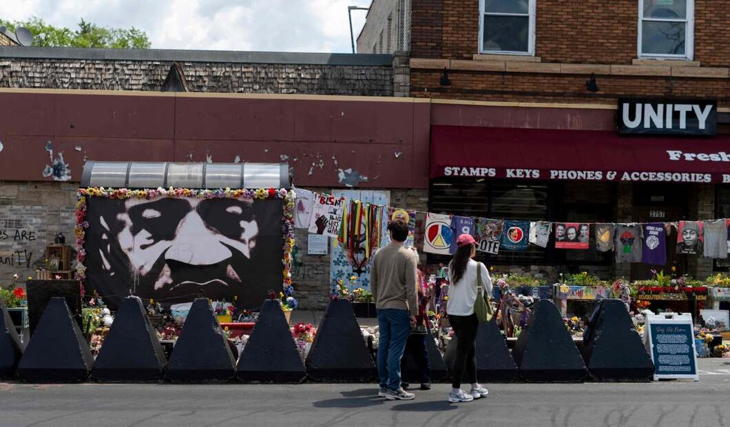 La gente se reúne durante el acto “Rise and Remember” en la plaza George Floyd el 25 de mayo de 2025 en Minneapolis, Minnesota. Foto: AFP