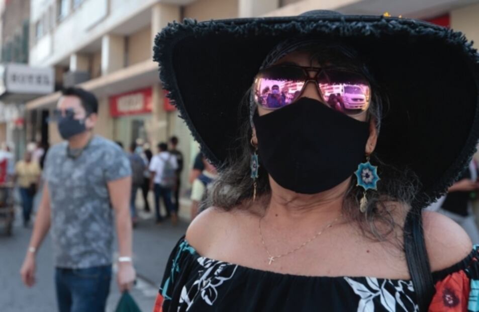 "Sin vacuna no hubiéramos venido": familias acuden al desfile por Día de Muertos en CDMX