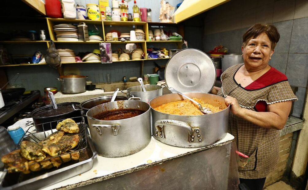 La señora Ana trabaja en una cocina económica de Santa María la Ribera. Foto: Berenice Fregoso/EL UNIVERSAL