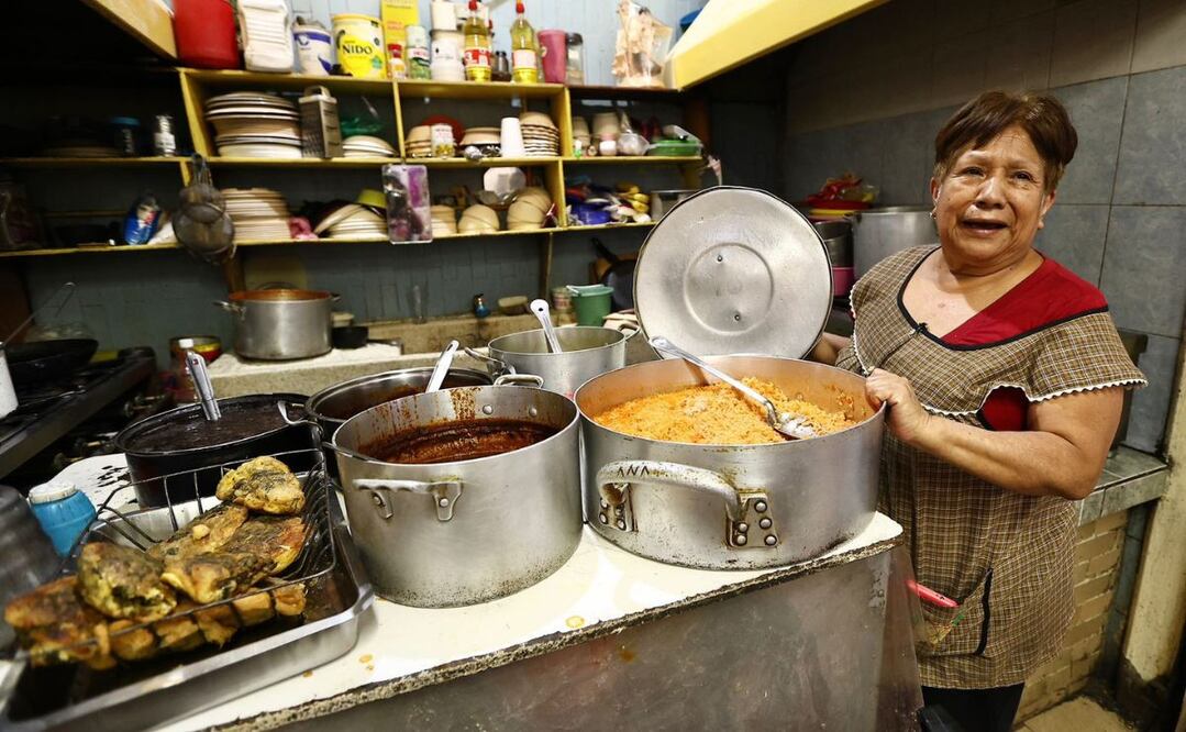 La señora Ana trabaja en una cocina económica de Santa María la Ribera. Foto: Berenice Fregoso/EL UNIVERSAL