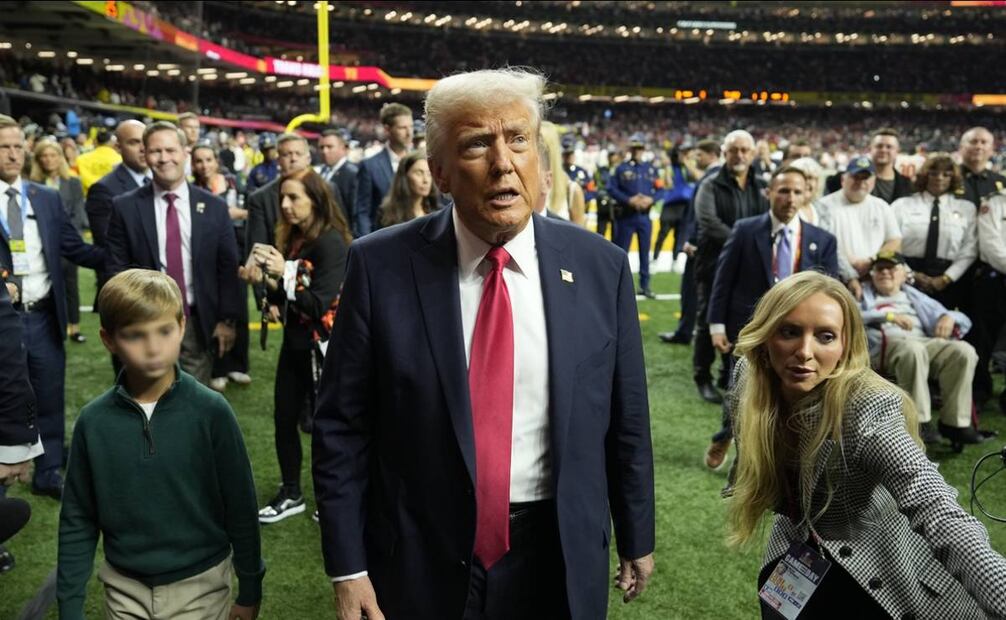 El presidente de Estados Unidos, Donald Trump, apareció cerca del emparrillado antes del inicio del Super Bowl LIX. FOTO: AP